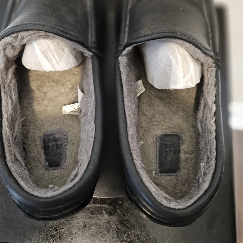 UGG Ascot Black Matte Leather  Shearling Men's Slippers 1103889 Size 10